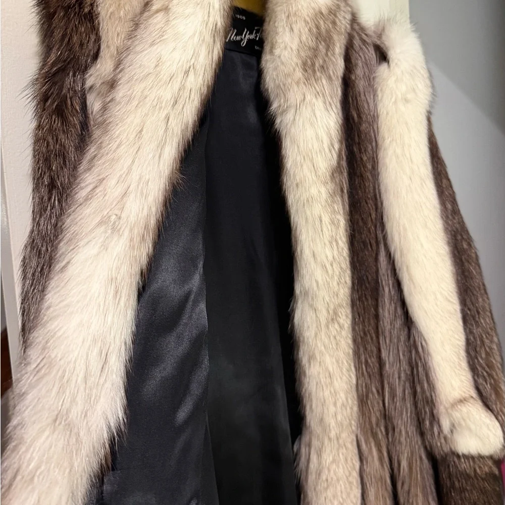 Luxurious Vintage Fox Fur Coat - Picture 6 of 8